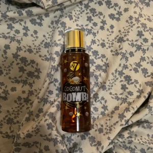 Body mist Coconut Bomb! från W7 - doftspray från W7 med kokosnöts doft. Den är endast testad. Nypris 50kr.