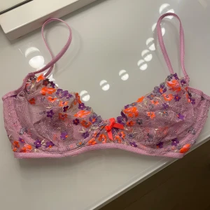 Lila blommig spets-bh från Victoria’s secret ❤️‍🔥 - Säljer den här såå söta bhn från Victoria’s Secret. Den är använd en gång och har inga defekter. Så fin under en topp på sommaren. 🤍Nypris var ca 850kr och den är i storlek 65C men passar 65-75B-C också. Skriv för frågor 🪩❤️‍🔥