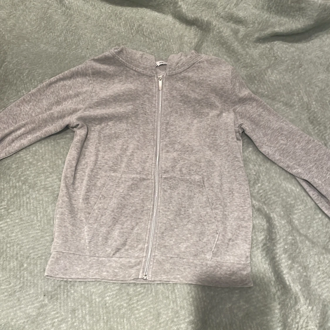 Grå hoodie med dragkedja från Cubus 