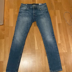 Blå jeans Slim Glenn - Snygga blå jeans i slim fit-modell från Glenn. De har en klassisk femficksdesign och en lätt tvättad look. Perfekta för en stilren vardagsoutfit. Skick 9/10 har inga problem.
