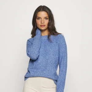 Blå stickad tröja - Snygg blå stickad tröja. Perfekt för mer kallare dagar. Säljer då den inte kommer till användning 💙betalning sker via Swish 