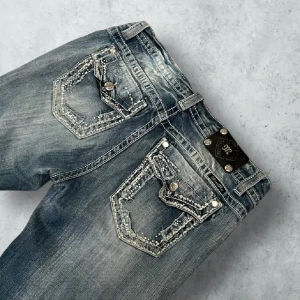 Miss me - *Lånade bilder*F104 Midja : 32 Längd : 33 L Midja rakt över : 41 cm Innerben : 83 Ytterben : 104 Bootcut : 23 cm. TAR EMOT BYTE MOT MISSME I STORLEK 30!!