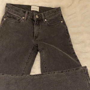 Mörkgråa jeans från Abrand Jeans - Snygga mörkgråa straight jeans från Abrand Jeans! Säljer för att de inte kommer till användning och är därav sällan använda. Mycket bra skick och köpta för 1000kr. Storlek 25🩶