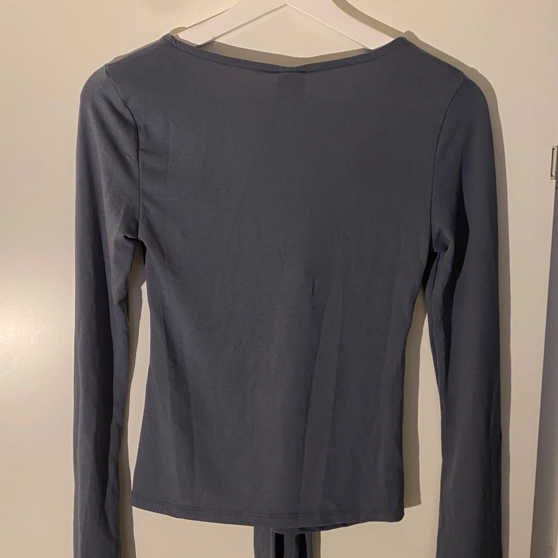 Grå långärmad topp med knyt - 90