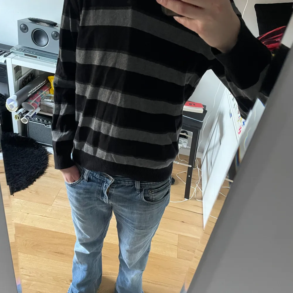 En skitsnygg svart och grå randig tröja köpt på secondhand. Tröjan är lite v ringar och perfekt som andralager med en skjorta. Tröjan passar både S och M bärare, beroende på önskad passform. . Neuletakit & Villapaidat.