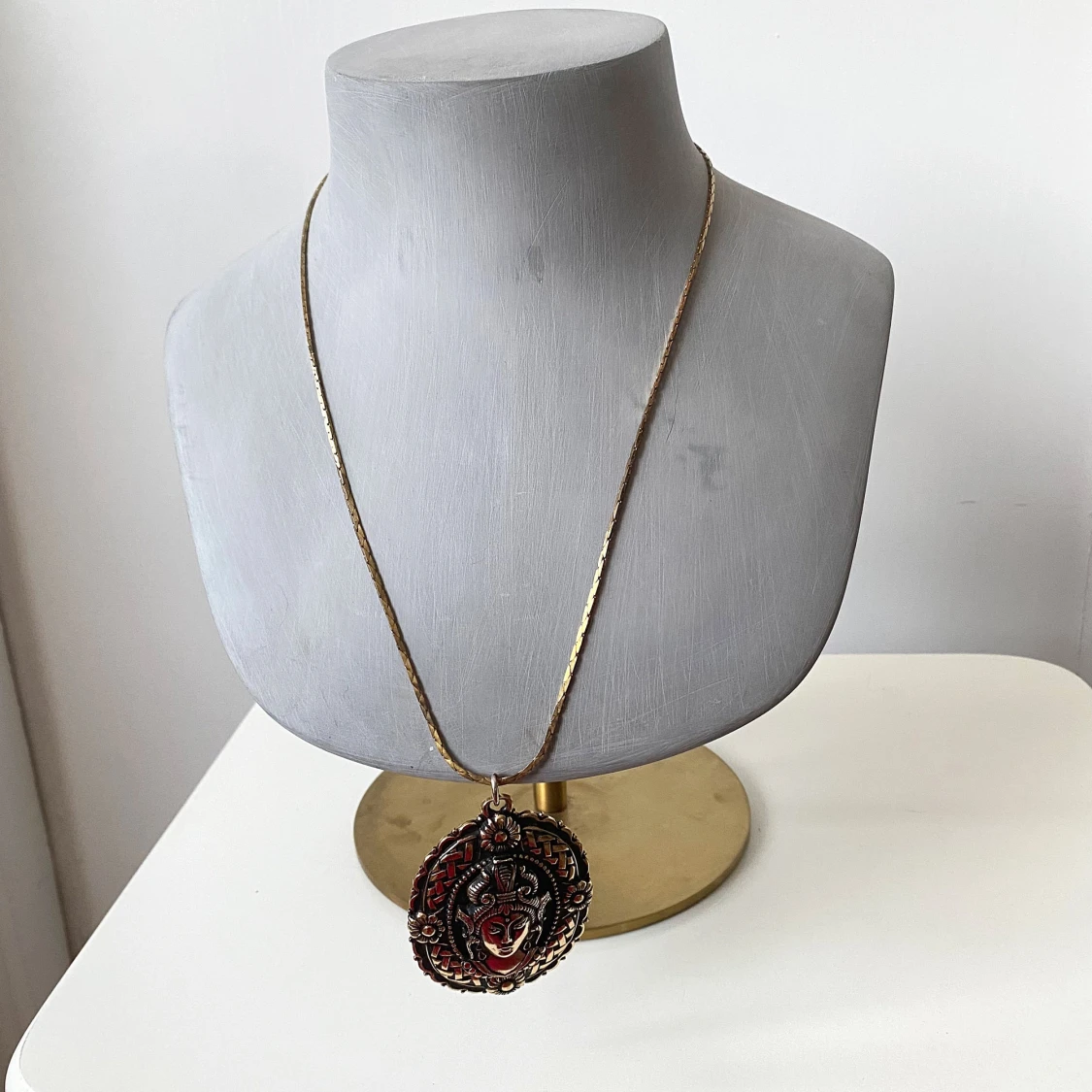  guldhalsband med dekorativt hänge - 91