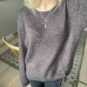 Stickad tröja - Super skön stickad tröja med knytningsdetalj på sidan. Jätte bra skick! Skriv för fler bilder🩷