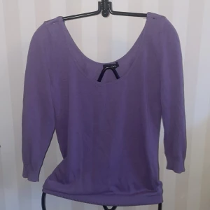 Lila tröja från MAX&Co. - Säljer en stilren lila tröja från MAX&Co. med trekvartsärmar och rund halsringning. Perfekt för en avslappnad men chic look. Passar bra till både jeans och kjol.