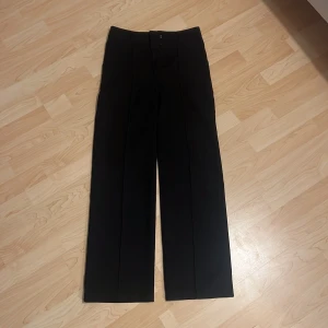 Superfina kostymbyxor - Jättefina kostymbyxor från madlady strl 34 L30🥰 Har högmidja o är i mycket bra skick, pris kan diskuteras❣️