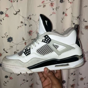 Jordan 4 military black - Snygga Nike Air Jordans i vitt och svart med klassisk design. Skorna har snörning och en ikonisk logga på hälen. Boxen finns inte här heller men den kommer garanterat i en box. Om priset inte fungerar då vi kan prata om det