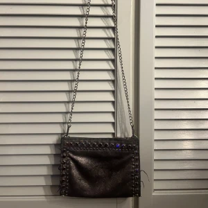 Svart axelväska med kedja - Snygg 