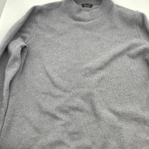 Grå kashmirtröja från Massimo Dutti - Säljer en elegant grå tröja från Massimo Dutti i en mjuk blandning av ull och kashmir. Perfekt för kyliga dagar med sin klassiska design och bekväma passform. Är i storlek S men funkar även för dig som har medium, om du är okej med en lite mer slim fit.