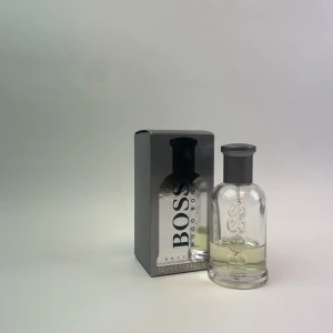 Hugo Boss Bottled Eau de Toilette  - (Hugo Boss) Boss Bottled  3 ml - 50 kr / 5 ml - 65 kr  • Doftnoter: Äpple, bergamott, kanel, kryddnejlika, vanilj, sandelträ, cederträ, vetiver och olivträ.