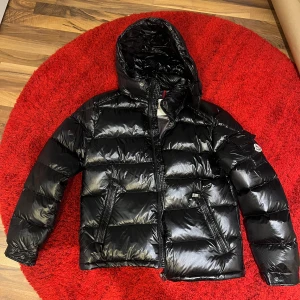 Svart dunjacka från Moncler - Moncler maya size M