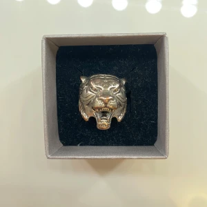 Silver tiger ring🐅 - Fin silver tiger ring som är justerbar. Tappat lite färg på sidorna men inget som syns framifrån🐅