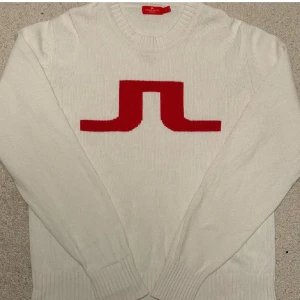 J.Lindeberg tröja - Herr Tröja från J.Lindeberg storleken är L men passar bättre på en M använd fåtal gånger . Jätte fin.