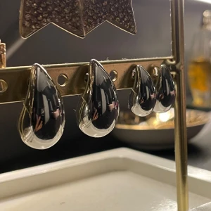 2 par silver örhängen  - Super fina droppformade silver örhängen från stradivarius💕 Aldrig använda då jag bara använder guld. Båda paren för 100kr❣️