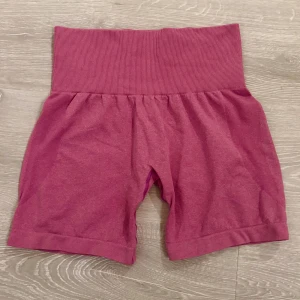 Träningsshorts - Rosa träningsshorts. Mycket bra skick. Stretchiga men sitter ändå åt, formar bra. (Be om fler bilder om ni du vill ha)