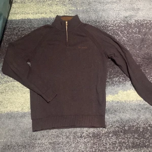 Bondelid halv zip - Säljer en bondelid halvzip tröja. Skick 6/10 tre små hål finns men synns inte vid användning. Storlek S. Skriv vid minsta fundering!