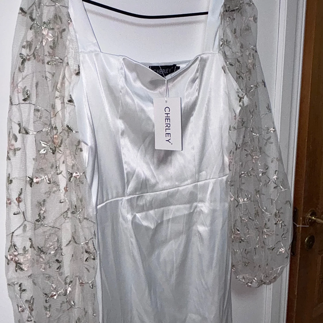 Vit klänning med broderade ärmar från Cherley - 90