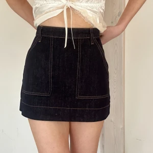 Svart jeanskjol från Princess Polly - Trendig svart jeanskjol från Princess Polly