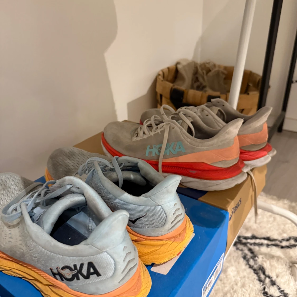 Grå och orange sneakers från Hoka - 90