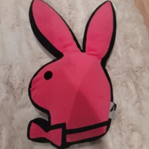 Playboy kudde - Rosa Playboy kudde från 2000-talet. Säljer då den inte passar in i mitt rum. Har 2 stycket så det finns en till annons. Fint skick