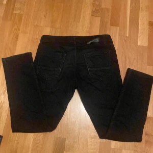 Svarta jeans från Digital Jeans - Snygga svarta jeans från Digital Jeans. Slim i passformen skick 8/10 och säljer för endast 210! Pris inte hugget i sten!!!!