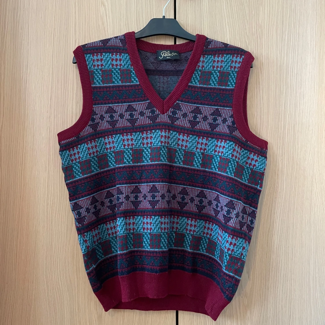 Mönstrad stickad väst från Peluso