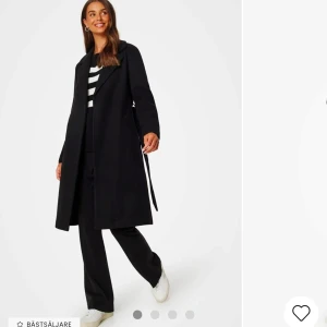 Svart kappa från veromoda - Vmfortuneaya kappa från veromoda, i fint skick och sparsamt använd! Storlek XS Säljer för 400, nypris 649