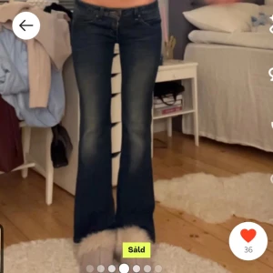 Blå bootcut jeans - Säljer dessa skitsnygga mörkblå lågmidjade jeansen!! Dem är köpta här på Plick men var tyvärr för små i midjan på mig💗