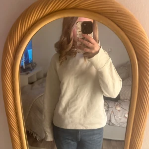 Beige hoodie - Säljer en mysig beige hoodie med långa ärmar. Perfekt för en avslappnad stil och passar bra till jeans. Hör av dig vid intresse!