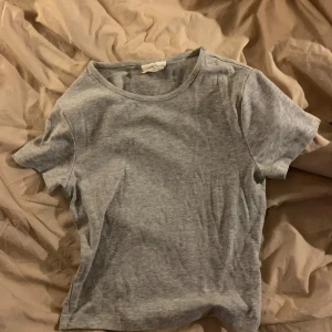 Grå t-shirt från Gina Tricot  - Säljer en enkel och stilren grå t-shirt med rund hals och korta ärmar från Gina Tricot! Priset är diskuterbart och det är bara att skriva vid frågor eller för fler bilder!🤗
