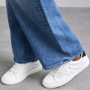 Vita sneakers från Zadig & Voltaire - vita sneakers med svart häl från Zadig & Voltaire. Skorna har en diskret blixtdetalj på sidan och snörning framtill.  Skriv för fler bilder, det är i väldigt bra skick i storlek 38❤️ ordinarie pris var 3095