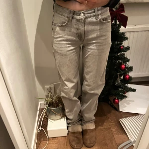 Gina tricot jeans  - Gina tricot low waisted straightleg i storlek 32. Dom är knappt använda 