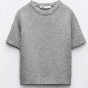 Grå kortärmad tröja från Zara - Stickad T-shirt från zara som är lite mindre och kortare i modell, storlek L men skulle därför säga att den passar en vanlig xs-s💞💞