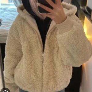 Beige teddyjacka med huva - Mysig beige teddyjacka från Zara med dragkedja och huva. Perfekt för kyliga dagar med sin fluffiga och varma design. Skriv för mer info och bilder (lånade bilder)💕