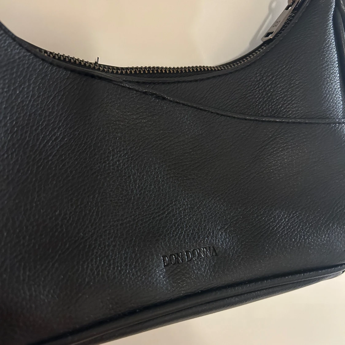 Svart axelväska från Don Donna
