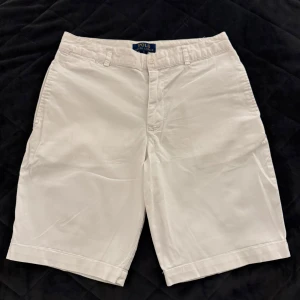 Vita shorts från Polo Ralph Lauren - Vita shorts från Polo Ralph Lauren. Är i barnmodell storlek 16. Passar den som är runt 170cm lång.   OBS! Storlek 16 i barnstorlek. Alltså inte XS som det står i storleksposten.