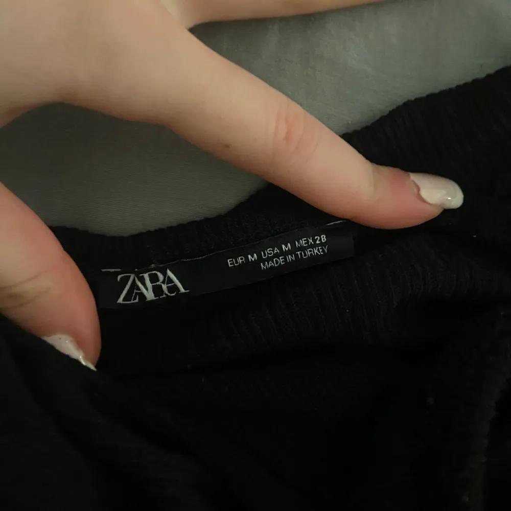 Snygg svart offshoulder topp från Zara med volangdetaljer. Perfekt för en stilren look. Toppen är croppad och ger en trendig touch till din outfit. Den är i storlek m men sitter som S. Yläosat.