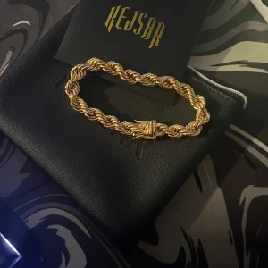 Cordell Armband 6mm - 18K Guldpläterad - Elegant och stilrent Cordell armband från Kejsar, 6mm brett och guldpläterat med 18 karat. Perfekt för att ge en lyxig touch till din stil.