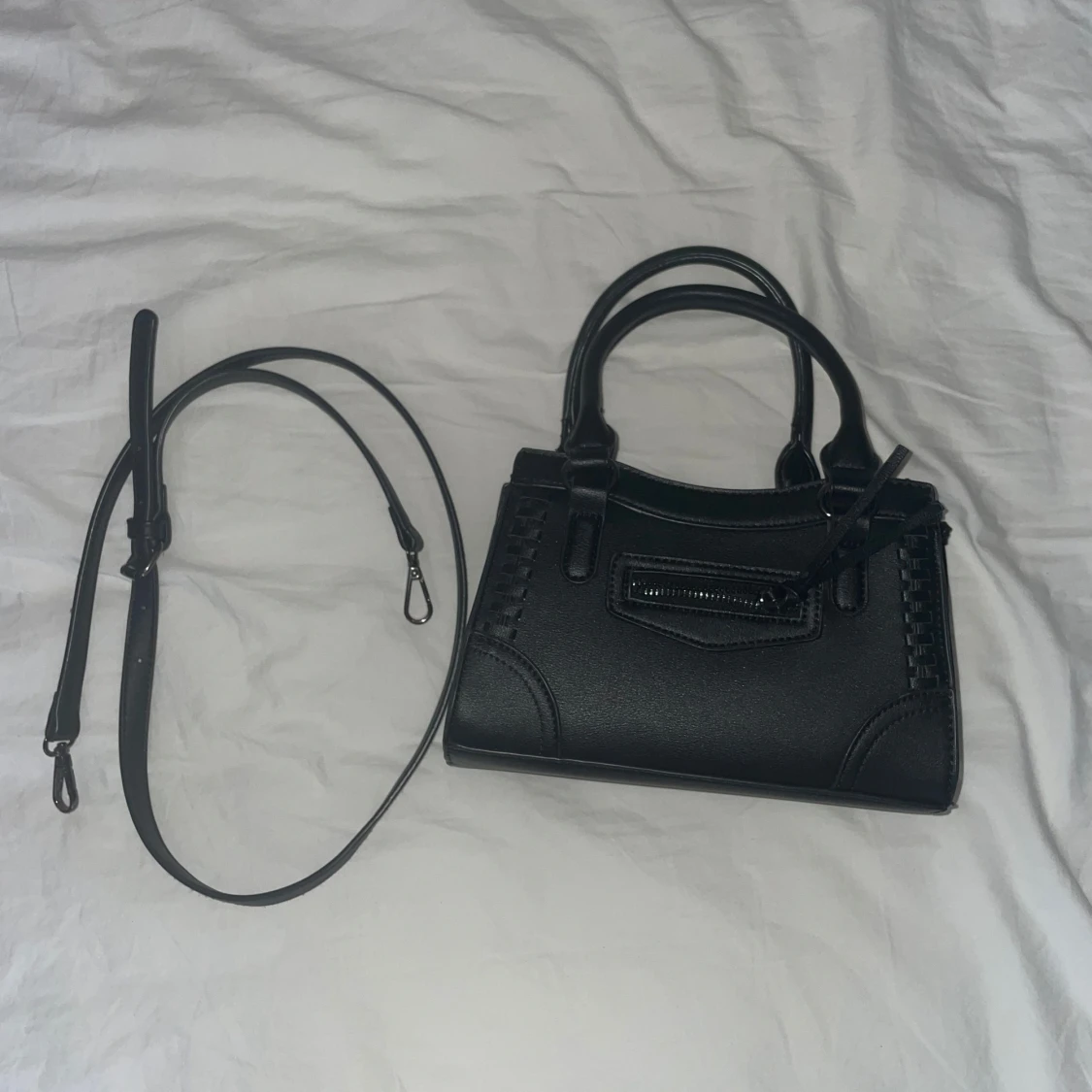 Svart handväska med avtagbar axelrem