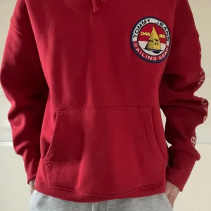 Tommy hilfiger hoodie - Super najs oversized hoodie från Tommy hilfiger!!🤍