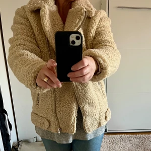 Beige teddyjacka  - Mysig och varm teddyjacka från H&M med dragkedja, fickor och skön krage. 