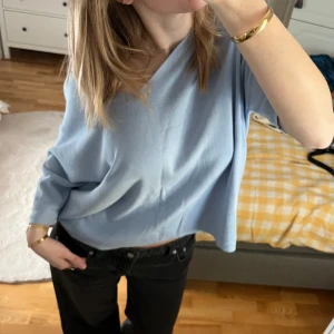 Ljusblå tröja med v-ringning - Säljer en ljusblå tröja med v-ringning och trekvartsärmar från mango. Tröjan har en lös passform och är perfekt för en avslappnad stil. Den är enkel att matcha med olika outfits💘.