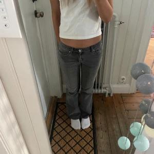 Lowaist bootcut jeans.  - Intressekoll på mina sjukt snygga Abrand jeans. Dom är lowaist bootcut med snygg grå färg, använda ett fåtal gånger. Säljer då det är för korta för mig. Köpte för 1200, kom privat för fler bilder! ❤️