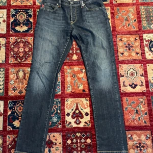 Mörkblå tramarossa jeans  - Snygga mörkblå jeansbyxor med knappar och klassisk femficksdesign. Byxorna har en rak passform och är perfekta för en avslappnad stil. Detaljer i rött på insidan ger en unik touch. Om du har några frågor fråga på mvh Theodor 