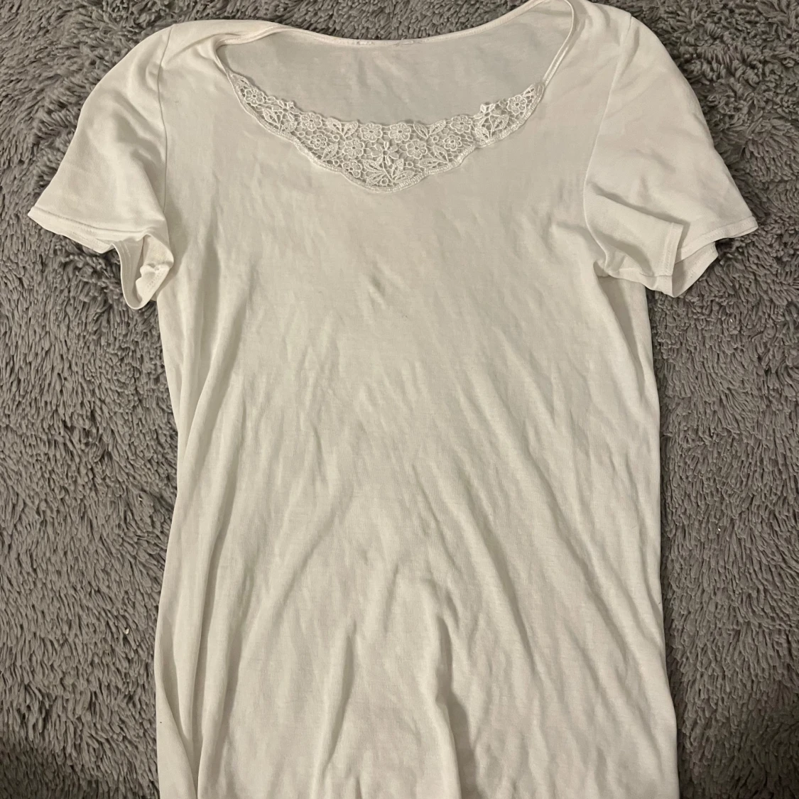 Vit t-shirt med spetsdetalj