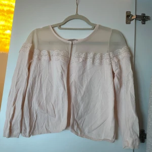 Ljusrosa kofta med spets detaljer - Aldrig använd , står ingen storlek men skulle gissa s eller xs