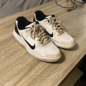 Vita Golfskor från Nike  - Näst intil oandvända Golfskor från Nike. Andvända en halv sommar. Säljer på grund av att jag har växt ut dem. 